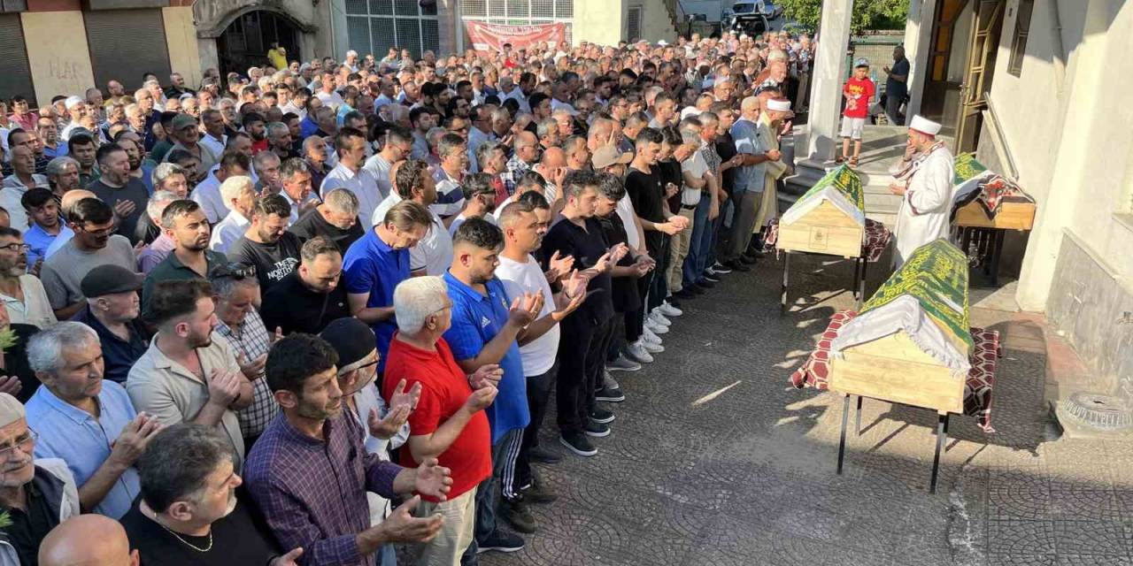 Kazada Hayatını Kaybeden Anne, Baba Ve Oğlunun Naaşları Toprağa Verildi