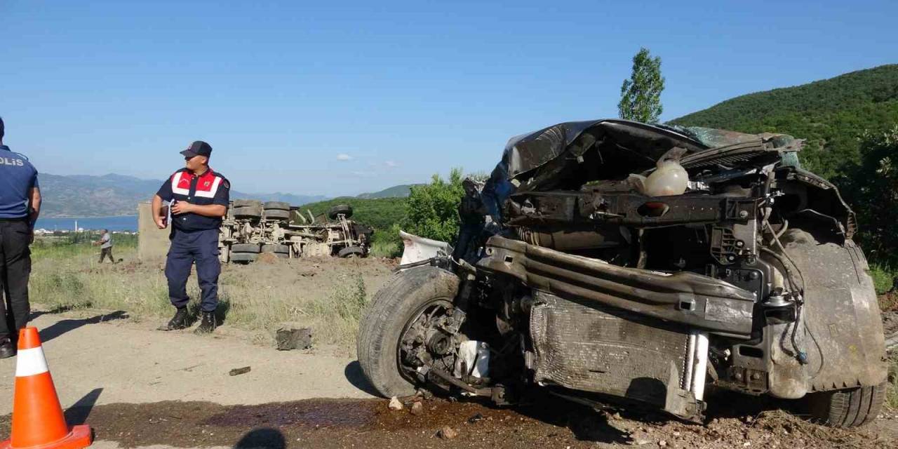 Otomobil İle Kamyonun Çarpıştığı Kazada Ölenlerin İsimleri Belli Oldu