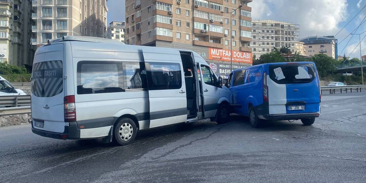 İşçi Servisi İle Kargo Midibüsü Çarpıştı: 4 Yaralı