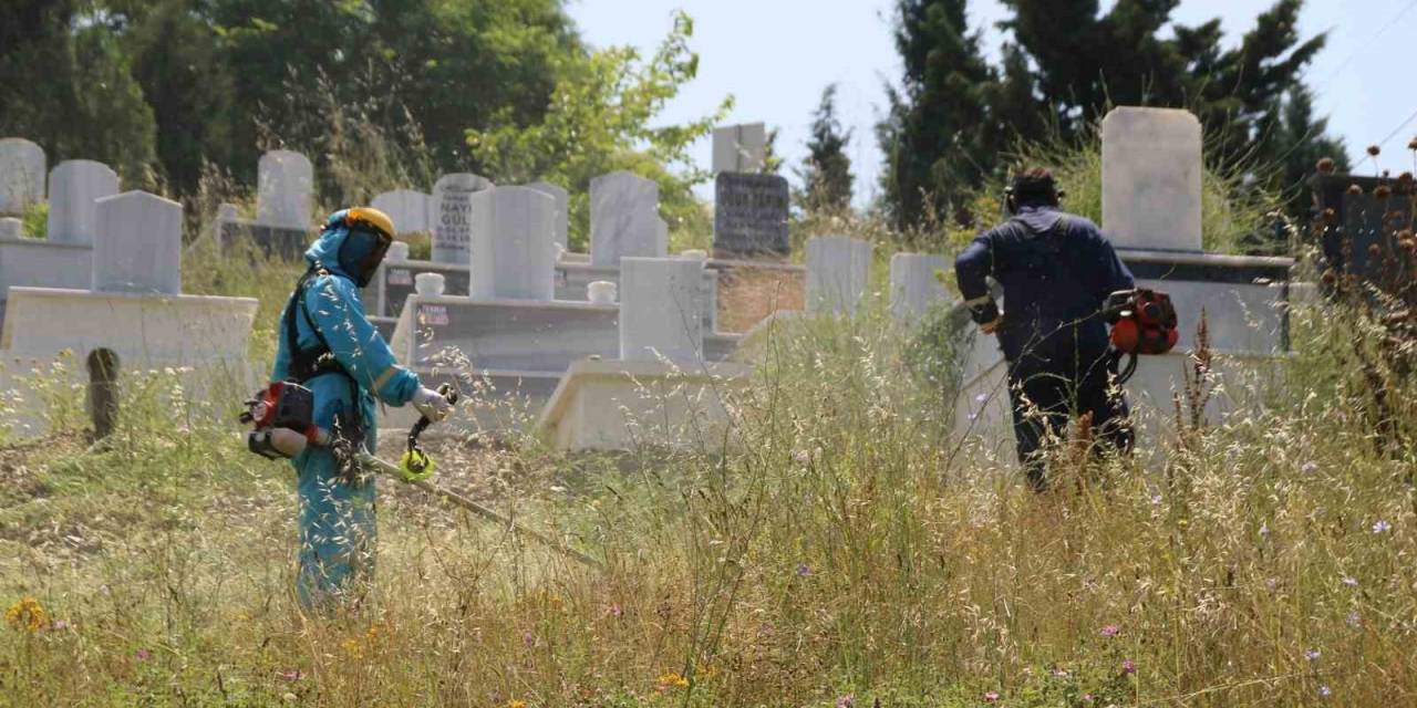 Mezarlıklarda Ve Camilerde Bayram Temizliği