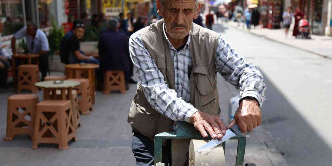 35 Yıldır Tezgahı İle Sokak Sokak Gezip, Bıçak Bileyerek Ekmek Parasını Kazanıyor