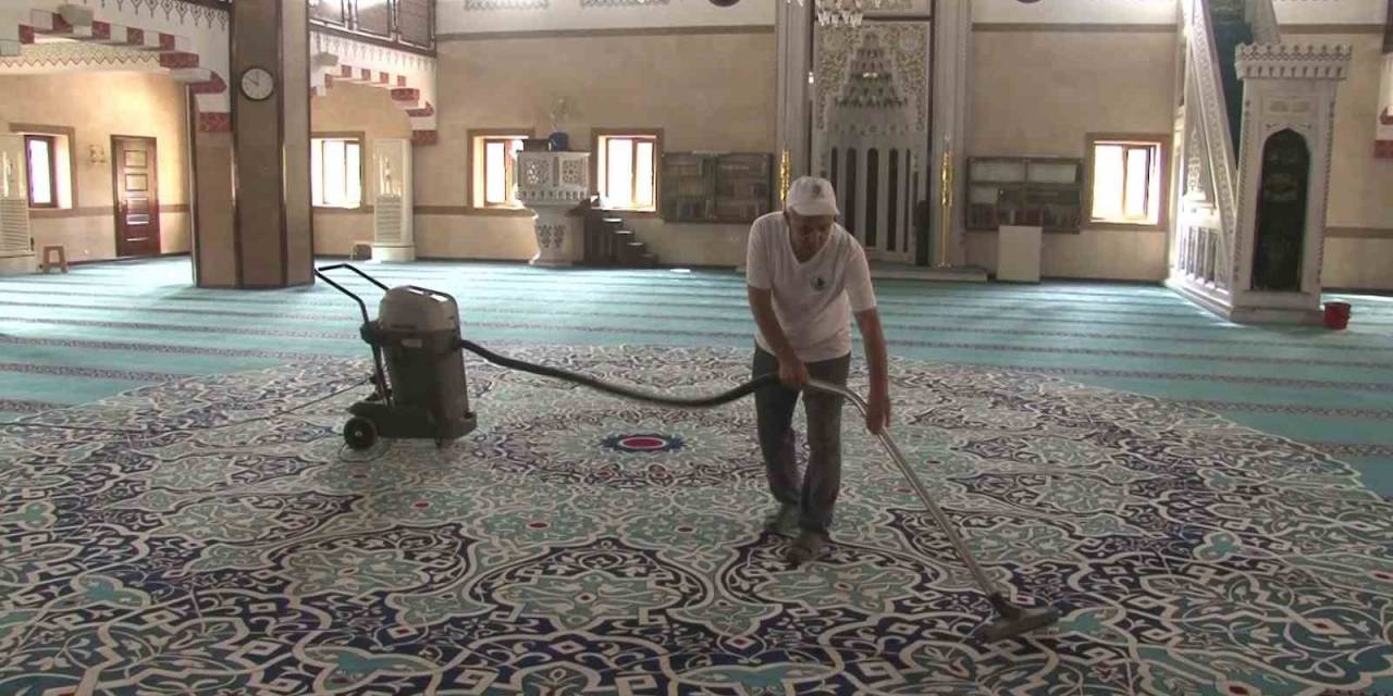 Kartal’da Kurban Bayramı Öncesi Camii Ve Cemevleri Dezenfekte Edildi
