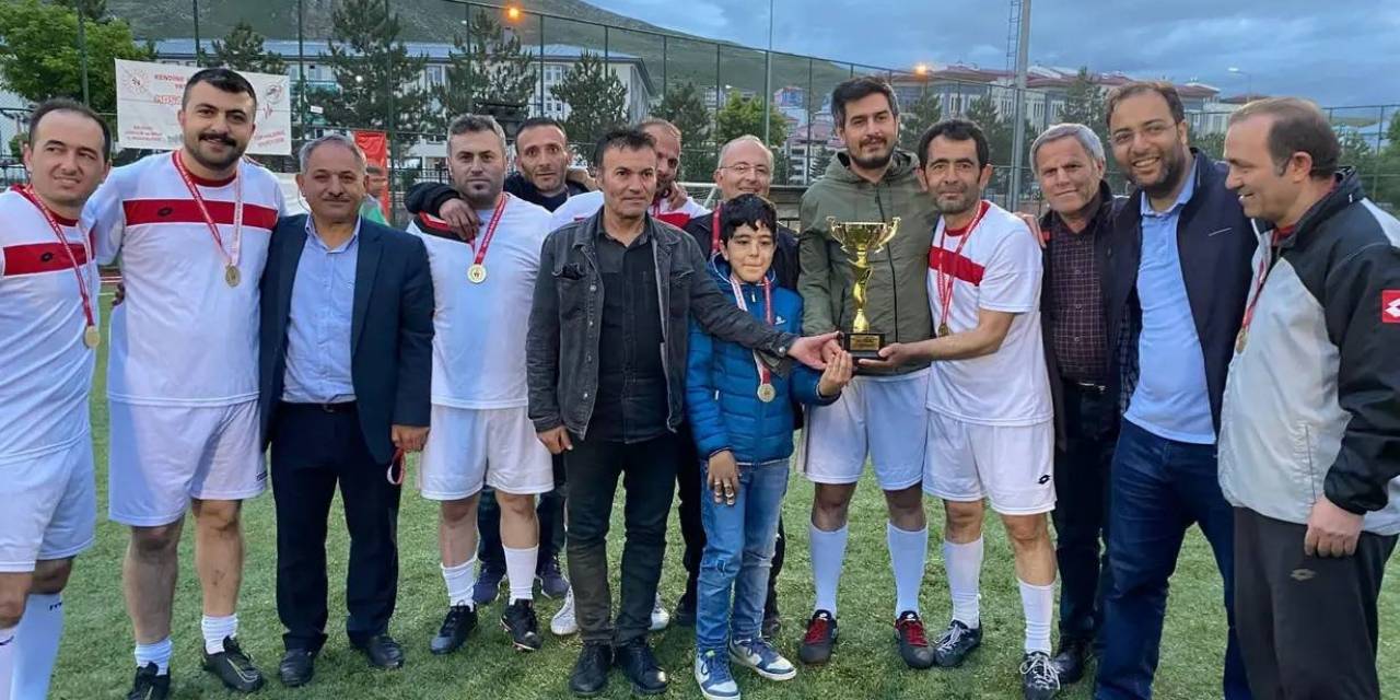 Kurumlar Arası Futbol Müsabakası Şampiyonu Bayburt İl Sağlık Müdürlüğü Oldu