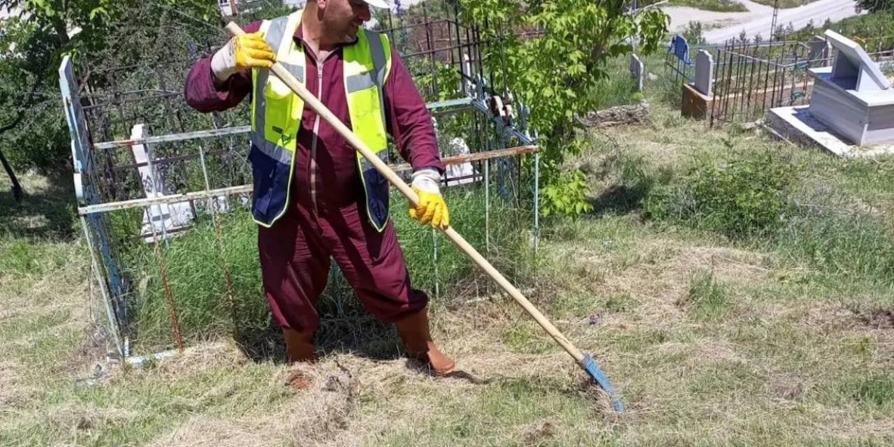 Kurban Bayramı Öncesi Mezarlıklarda Bakım Ve Temizlik Çalışmaları Hız Kesmeden Devam Ediyor