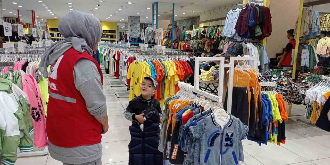 Ağrı’da Bayramlık Kıyafetler Kızılay’dan