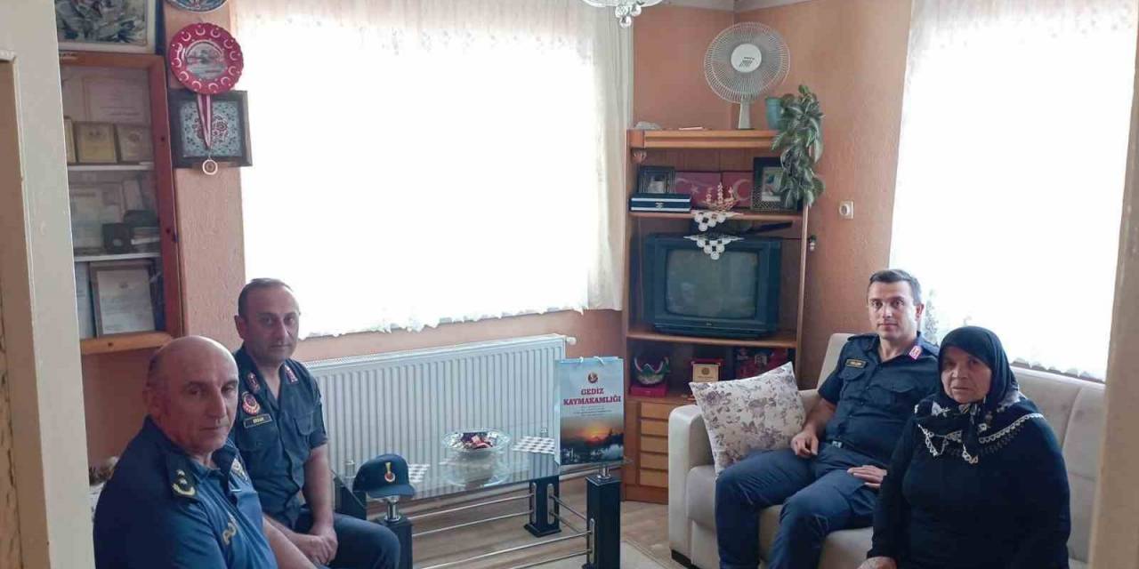Gediz’de Bayram Öncesi Protokol Üyelerinden Şehit Ailelerini Ziyaret