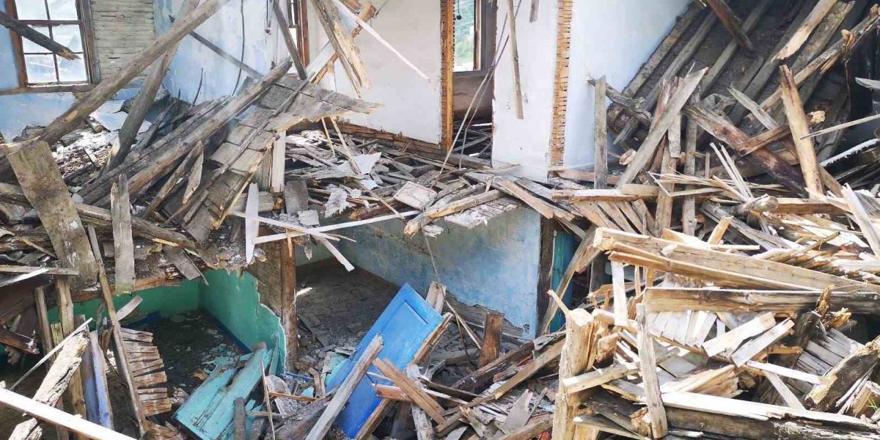 Tehlike Saçan 12 Metruk Bina Yıkıldı