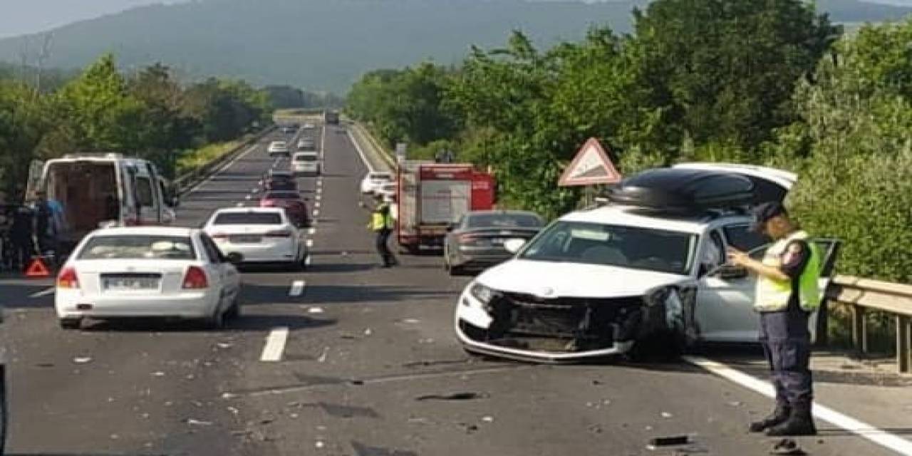 Tali Yoldan Çıkan Otomobile Çarptı: 4 Yaralı