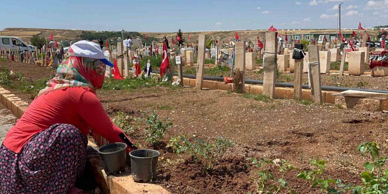 Mezarlıkta Bayram Hazırlıkları Devam Ediyor