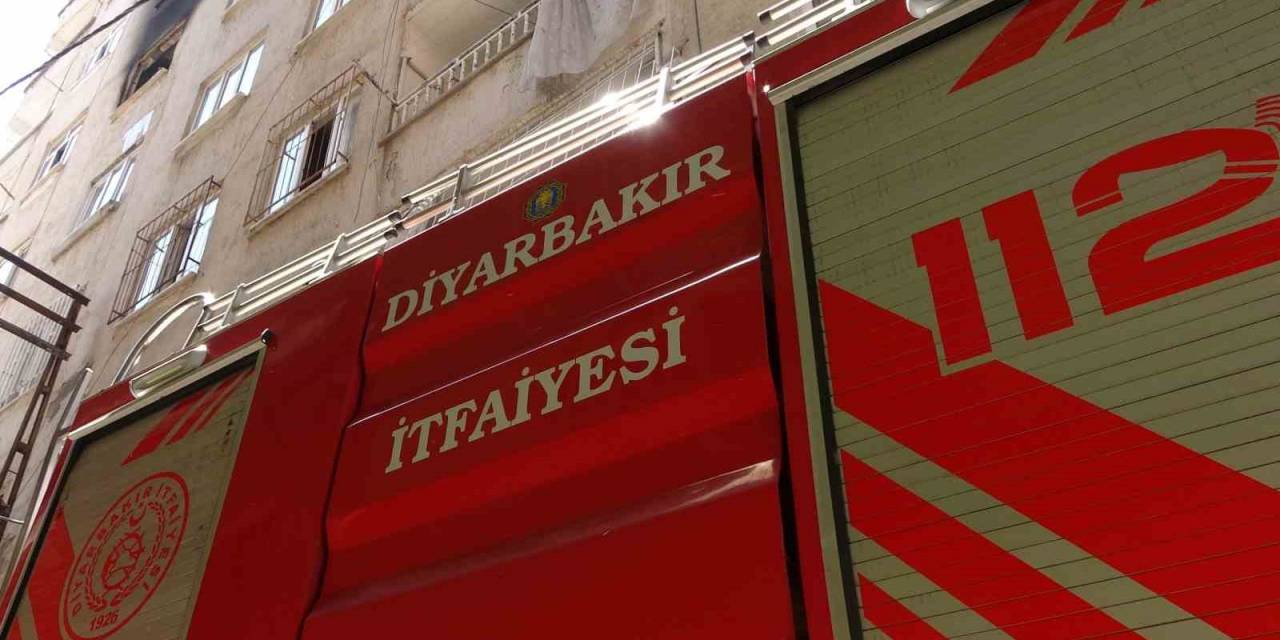 Çakmakla Oynayan 4 Yaşındaki Çocuk Evi Yaktı: 3 Kişi Dumandan Etkilendi