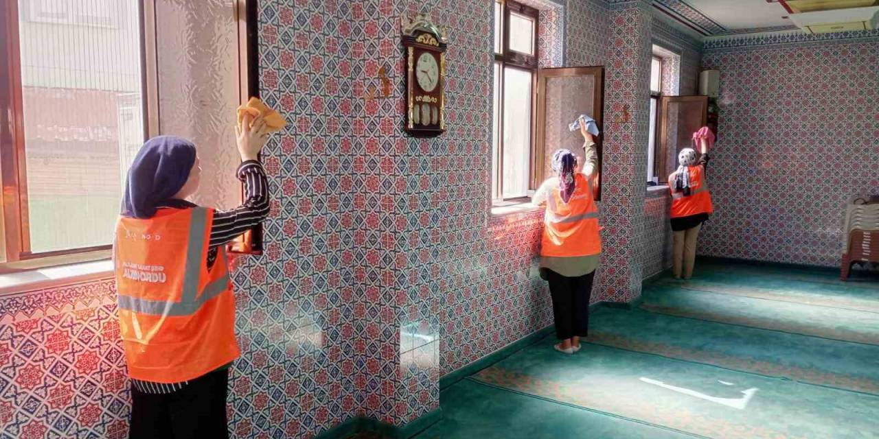 Altınordu’da Cami Ve Yoğun Kullanılan Alanlar Bayram Öncesi Temizlendi