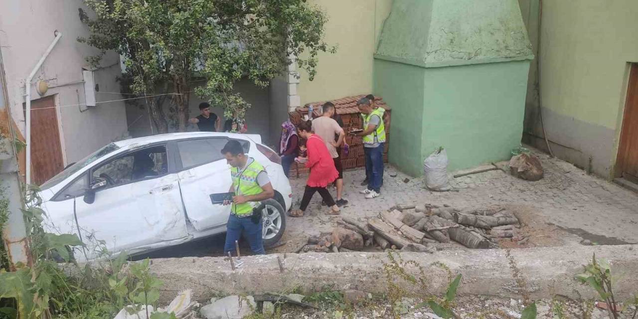 İstinat Duvarından Caminin Bahçesine Düşen Otomobildeki 4 Kişi Yaralandı