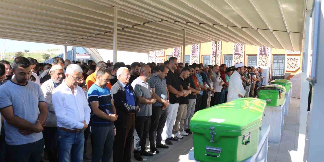 Feci Kazada Hayatını Kaybeden Anne Ve İki Çocuğu Son Yolculuğuna Uğurlandı