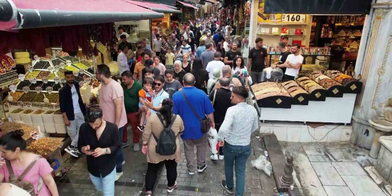 Eminönü’nde Bayram Hareketliliği