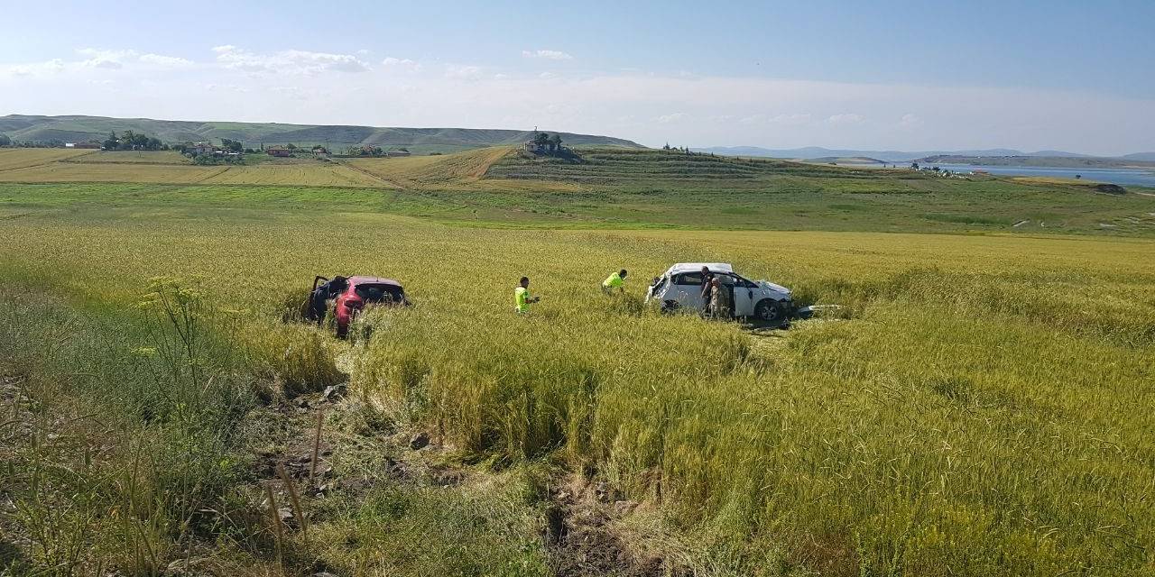 Çarpışan Otomobiller Tarlaya Uçtu: 5 Yaralı