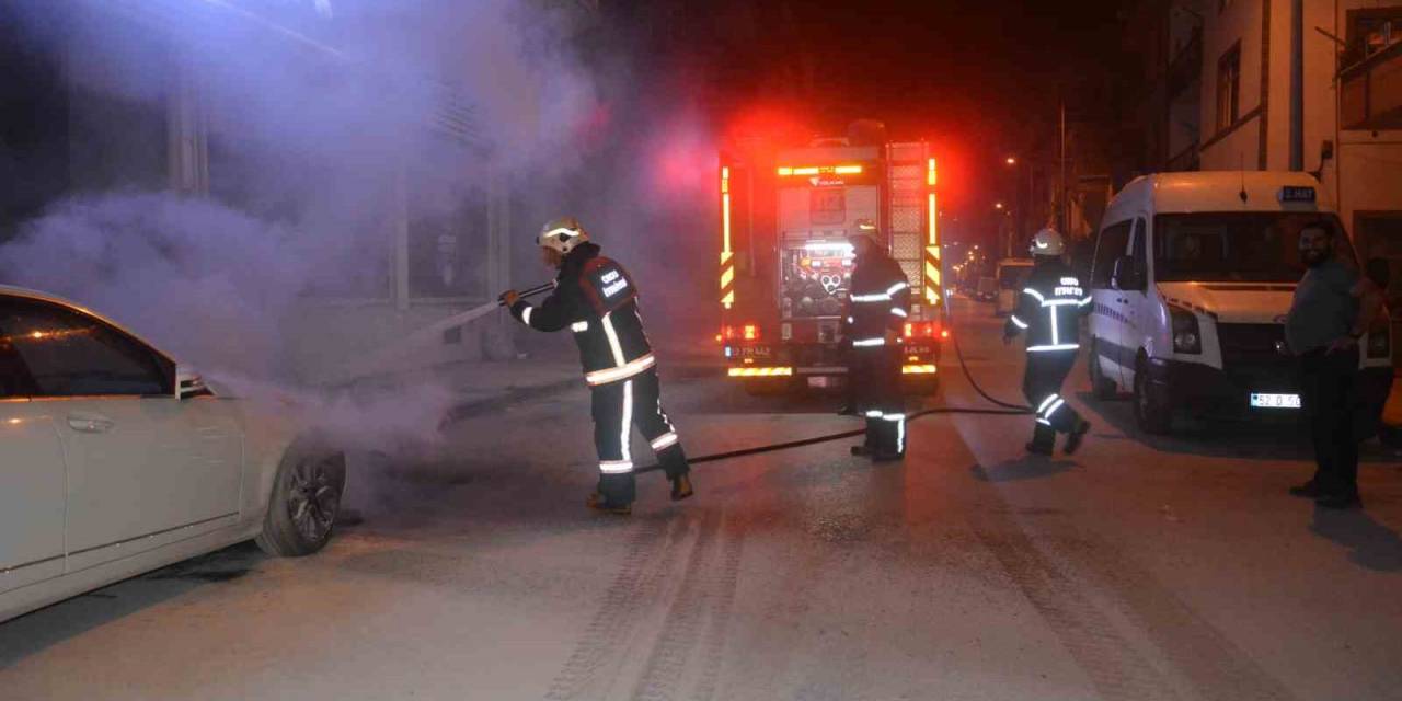 Park Halindeki Otomobilde Çıkan Yangın Büyümeden Söndürüldü