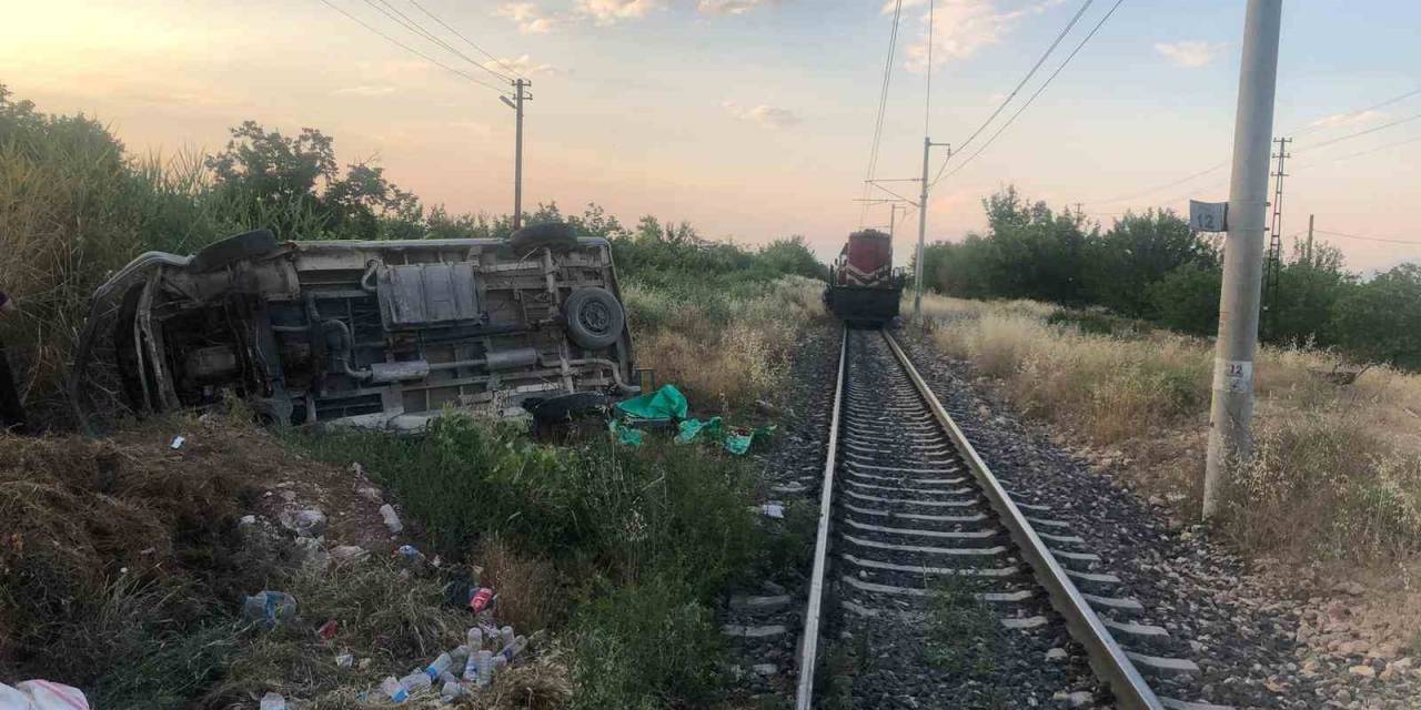 Malatya’da Yük Treni İle Minibüs Çarpıştı: 2 Yaralı