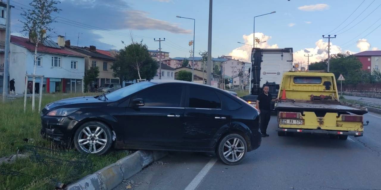 Tır, Otomobili Refüje Sürükledi