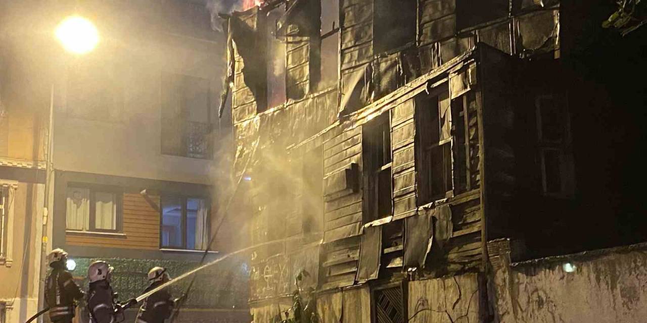 Fatih’te Alevler Geceyi Aydınlattı