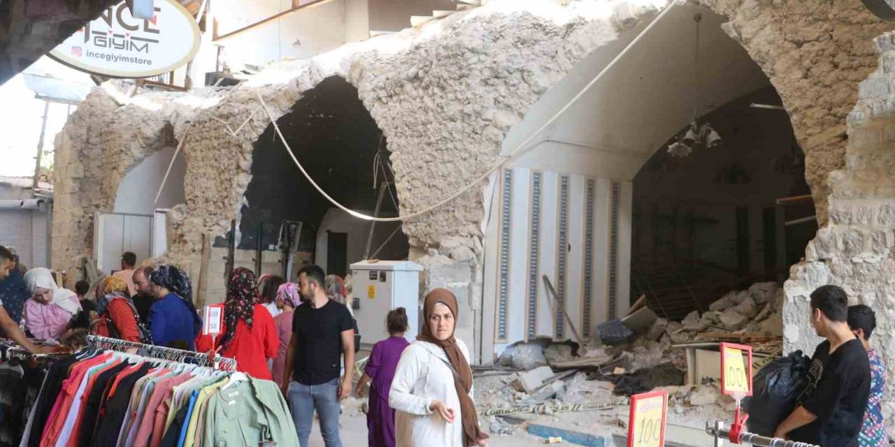 Enkaz Kent Hatay’da Molozların Arasında Bayram Alışverişi