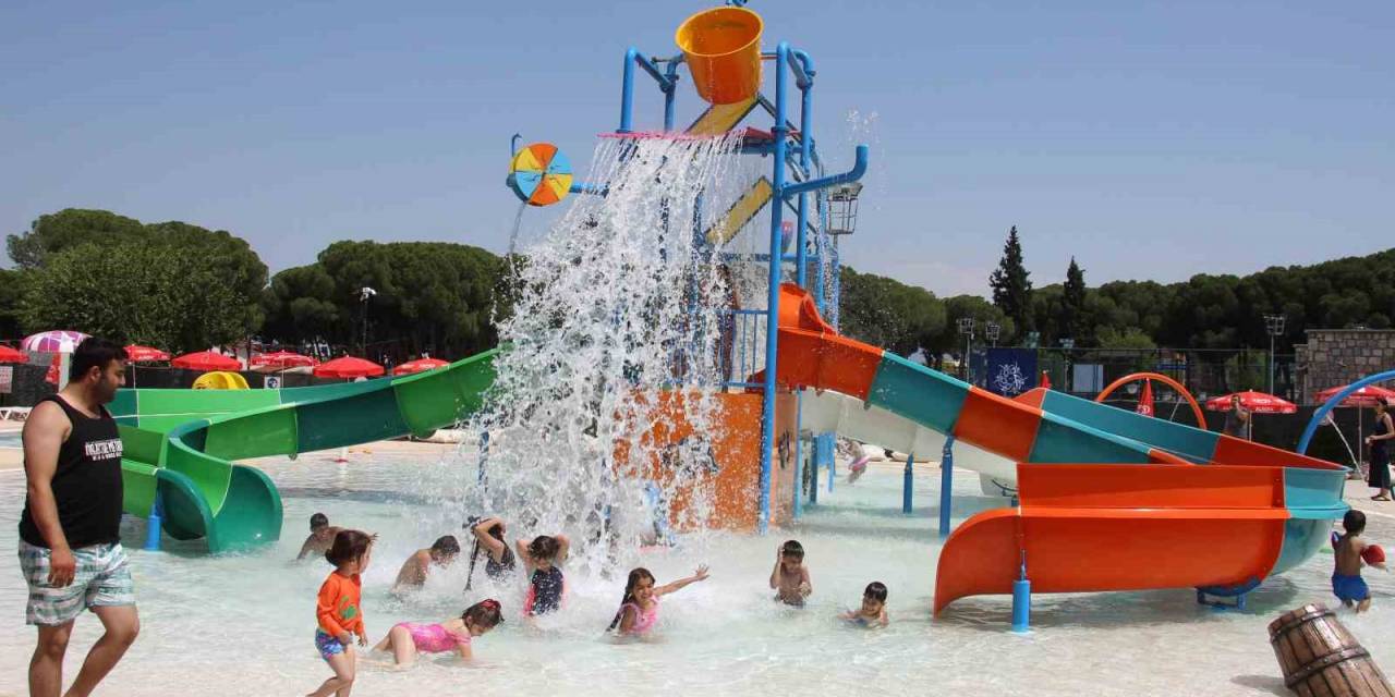 Aydınlı Çocuklar Büyükşehir Belediyesi’nin Aquaparkı İle Serinliyor
