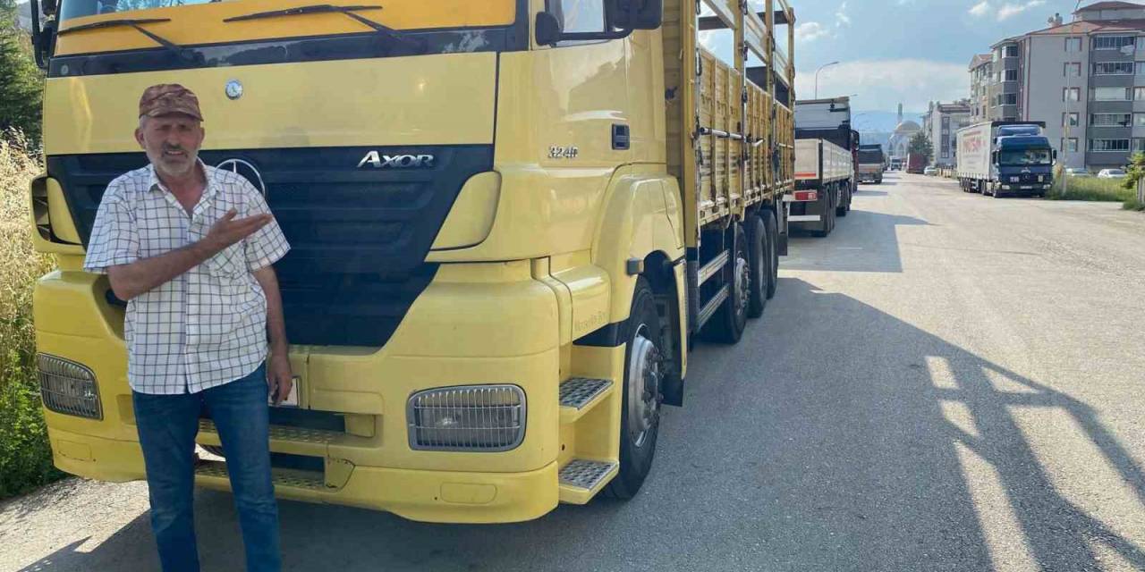 Mahalle Sakinleri Yol Kenarlarına Park Edilen Kamyonlardan Rahatsız