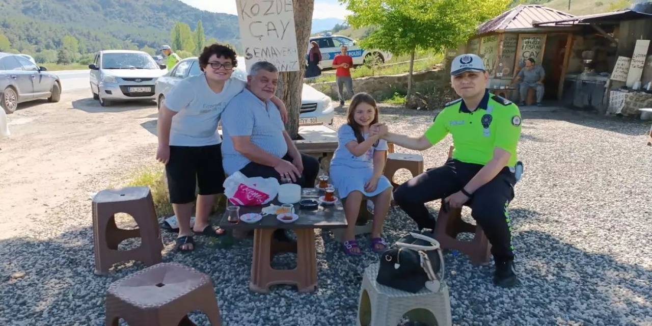 Trafik Ekiplerinden Sürücülere Çay Molası