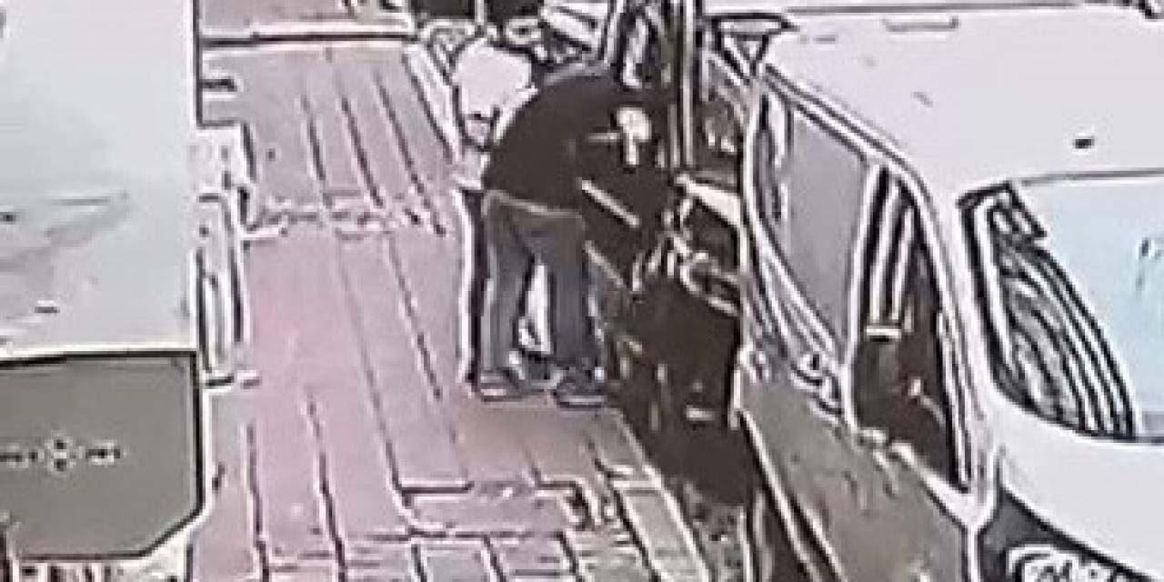 Fatih’te Lüks Aracın İçinden Televizyon Ve 20 Bin Lira Değerinde Döviz Çaldılar: O Anlar Kameralara Yansıdı
