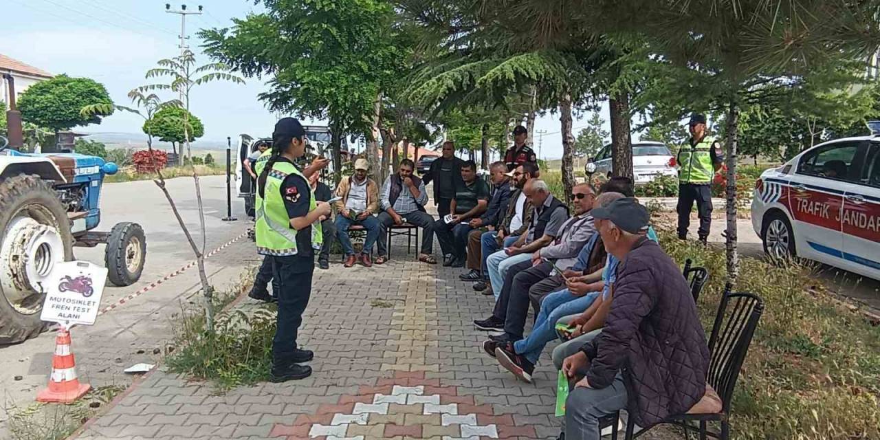 Trafik Jandarmasından Çiftçilere Traktör Güvenliği Eğitimi