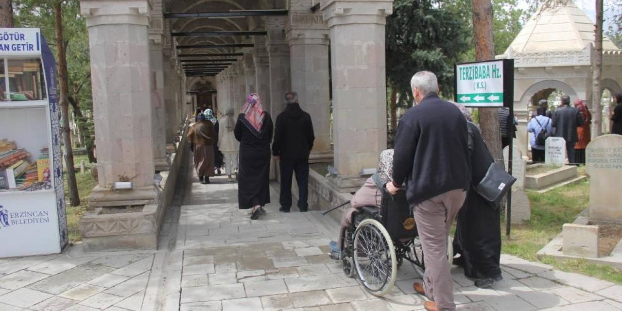 Kurban Bayramı Arefesinde Mezarlıklar Ziyaretçiyle Doldu