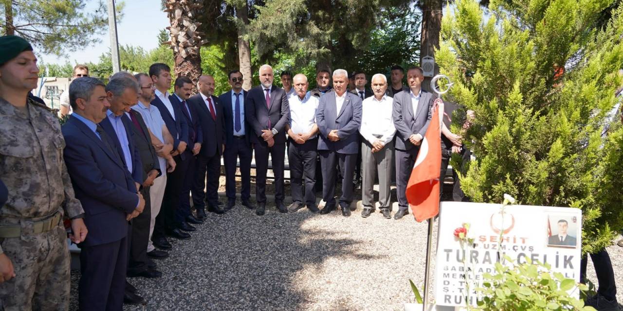 Şehitliğe Karanfil Bırakıldı