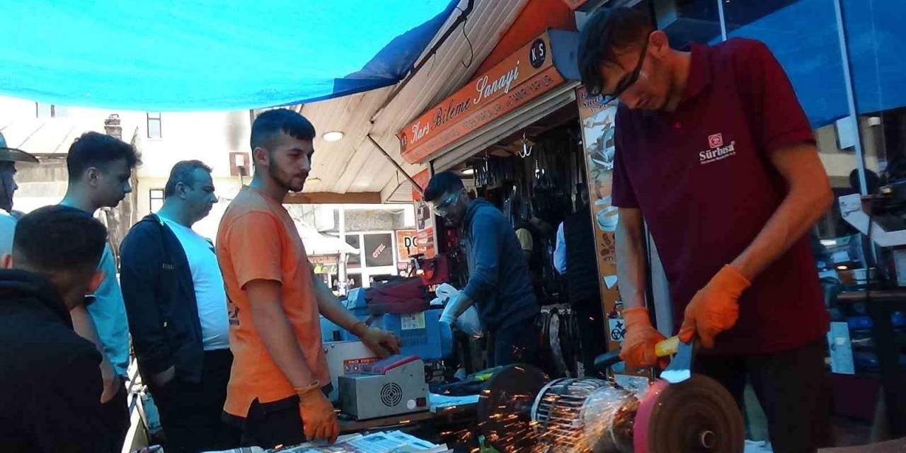 Kars’ta Bıçaklar Kurbanlıklar İçin Bileniyor