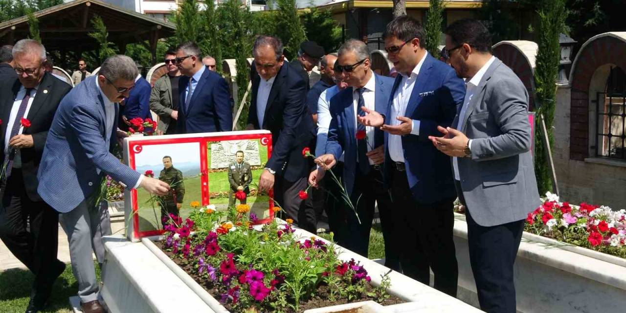 Uşak’ta Arife Günü Şehitler Mezarı Başında Anıldı
