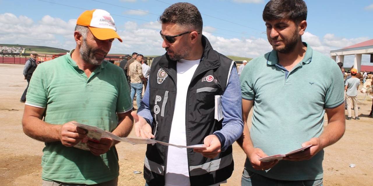 Polisten Kurban Pazarındaki Satıcı Ve Alıcılara Sahte Para Uyarısı