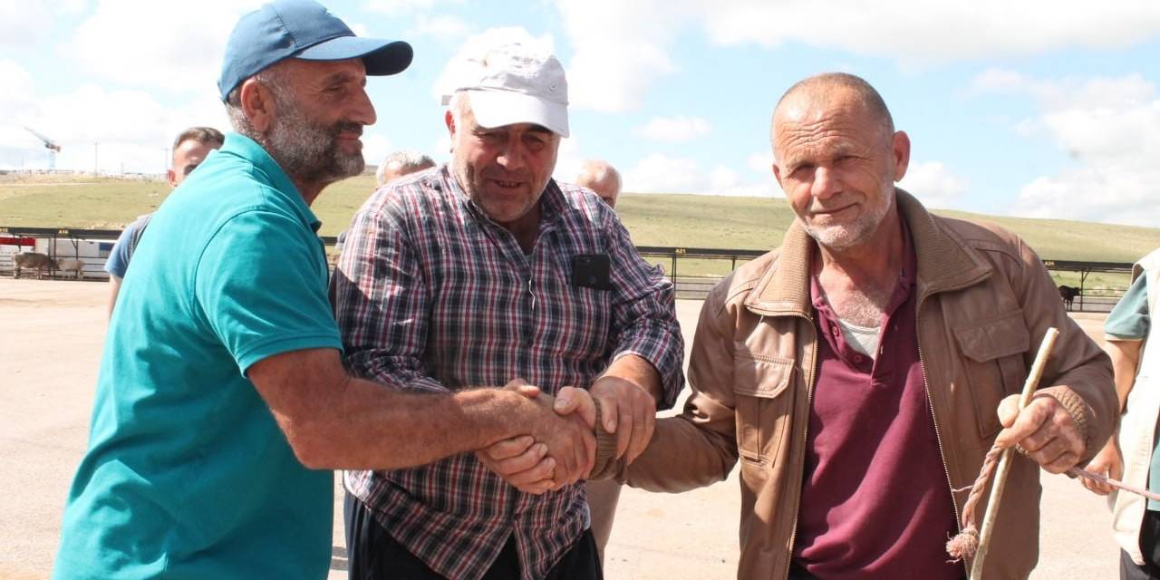 Alıcılar Ve Satıcılar Kurban Fiyatında Anlaşamayınca Sesler Yükseldi, Devreye Aracılar Girdi