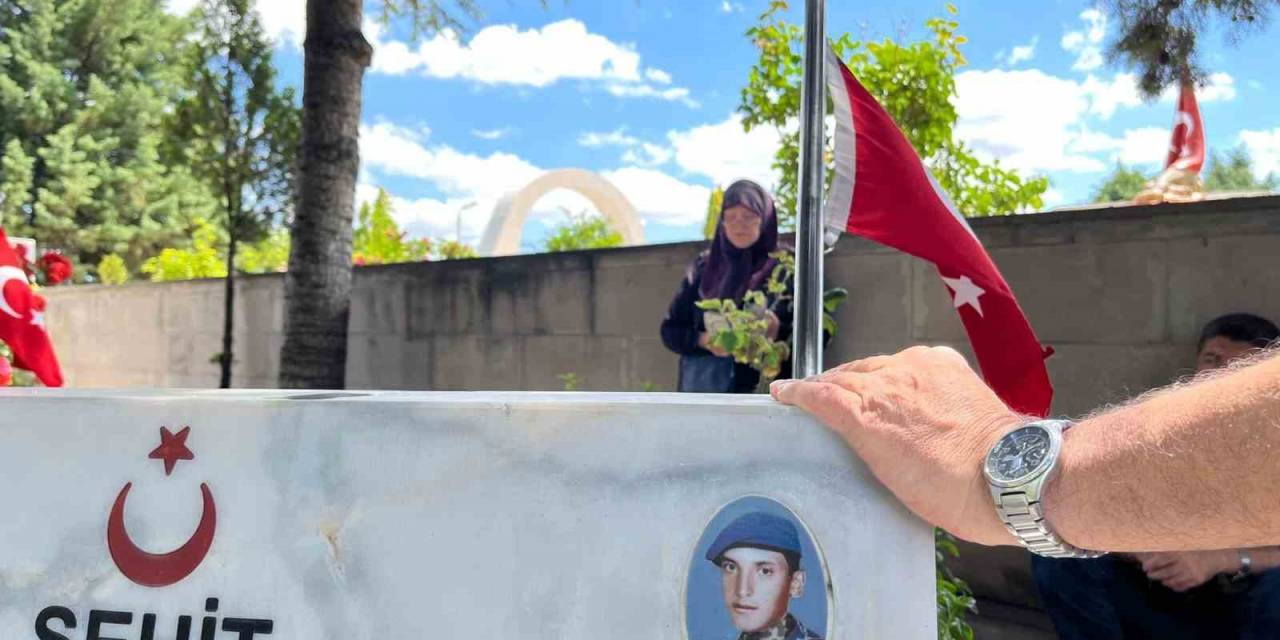 Eskişehir’de Şehit Aileleri Arife Günü Kabirleri Ziyaret Edip Dua Okudular