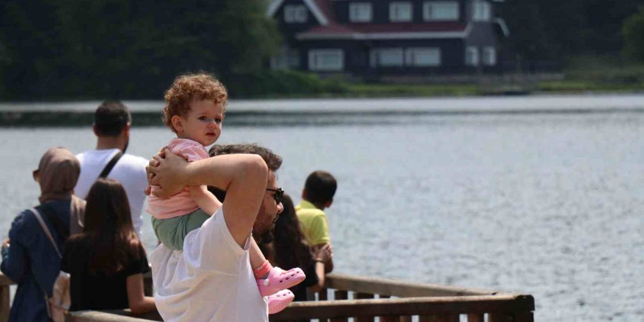 İstanbul’un Gürültüsünden Kaçarak Doğa Harikası Gölcük Tabiat Parkı’na Geldiler