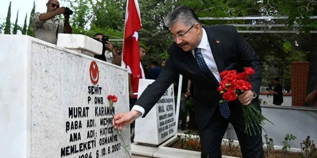 Osmaniye’de Şehitler İle Depremde Hayatını Kaybedenlerin Kabri Ziyaret Edildi