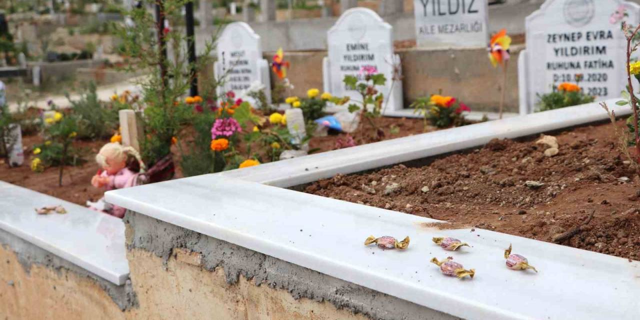 Kabirlerin Başına Bayram Şekeri Bıraktılar