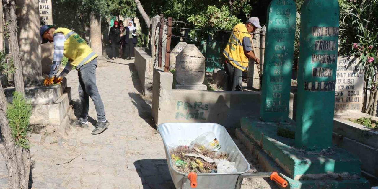 Şanlıurfa’da Mezarlıklarda Bayram Temizliği