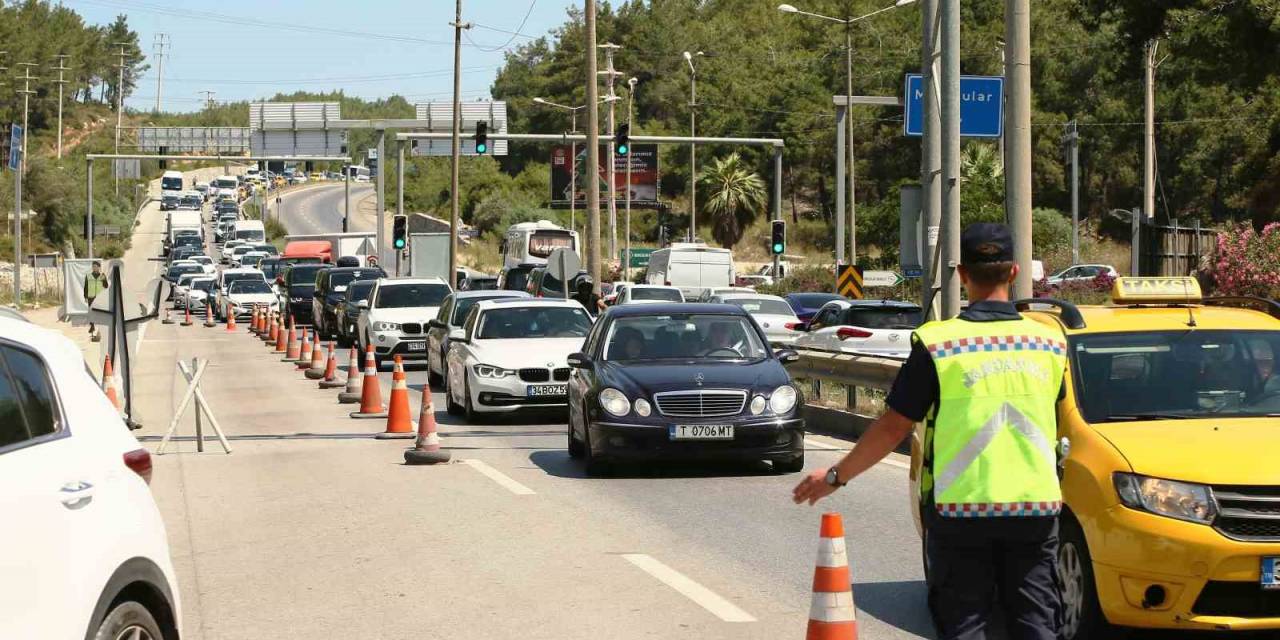 Bodrum’a 4 Günde 100 Binden Fazla Araç Girdi, Güvenlik En Üst Seviyeye Çıkarıldı