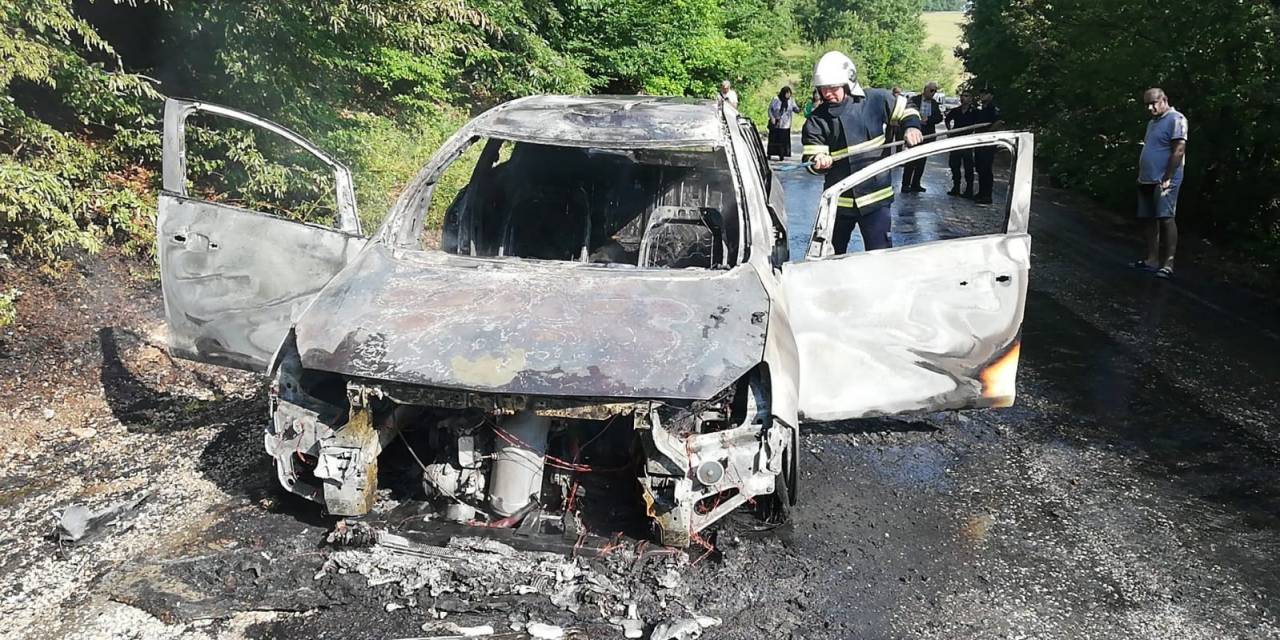 Tatil Yolundaki Ailenin Otomobili Yanarak Kullanılmaz Hale Geldi