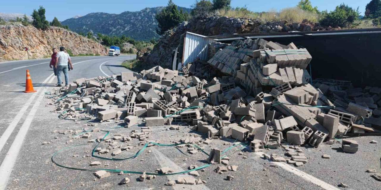 Antalya’da Briket Yüklü Tır Devrildi: 1 Yaralı