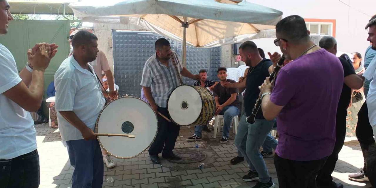 Balıkesir’de Davullu Klarnetli Keşkek Dövme Geleneği Devam Ediyor