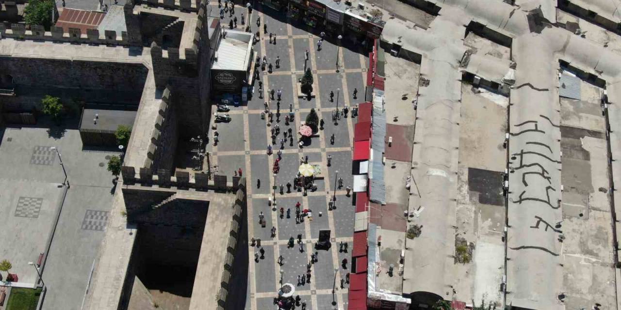 Tarihi Kapalı Çarşı’da Bayram Yoğunluğu