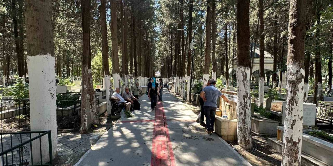Kuşadası’nda Kurban Bayramı Arifesinde Mezarlıklar Vatandaşlarla Dolup Taştı