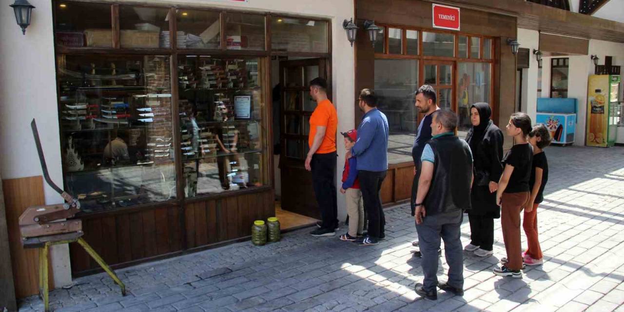 Bıçakçılarda Arife Yoğunluğu, Bıçakçıların Önü Doldu Taştı