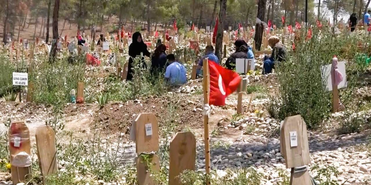 Depremin Merkezi Kahramanmaraş’ta Mezarlıkta Buruk Bayramlaşma