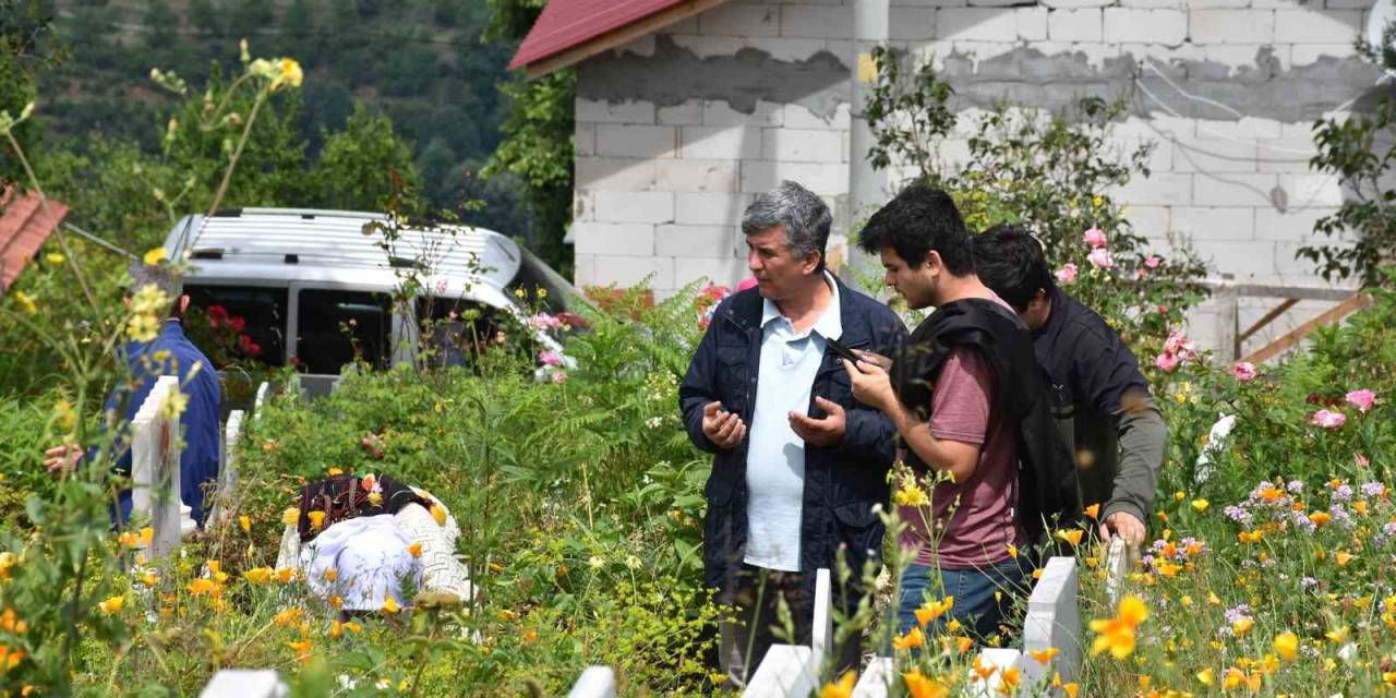 Sakarya’da Mezarlıklarda Bayram Yoğunluğu