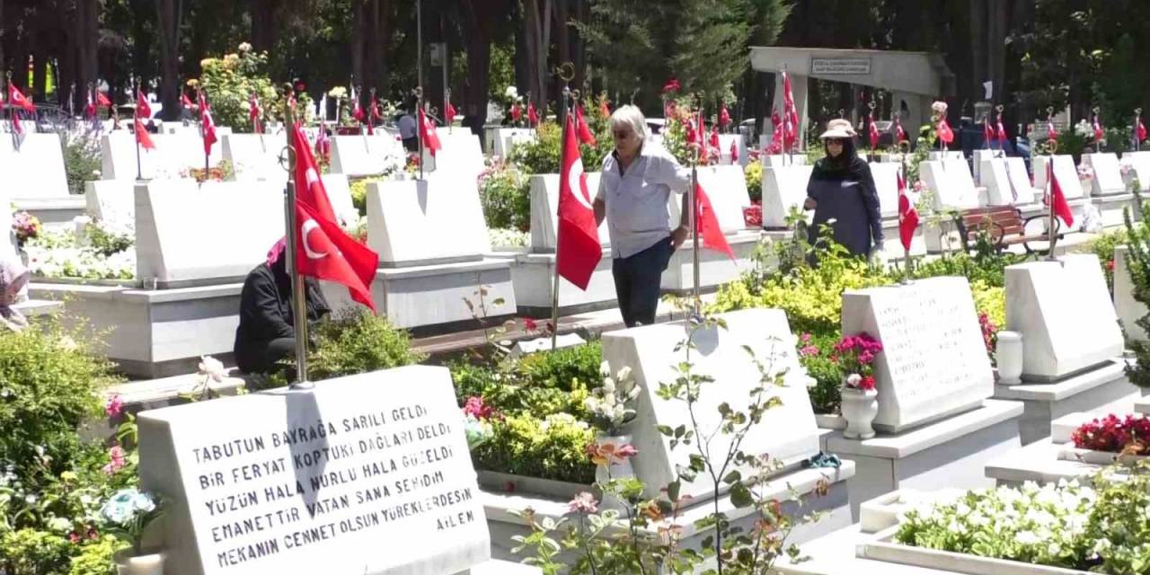 Şehit Yakınları Bayram Öncesinde Edirnekapı Şehitliği’ni Ziyaret Etti